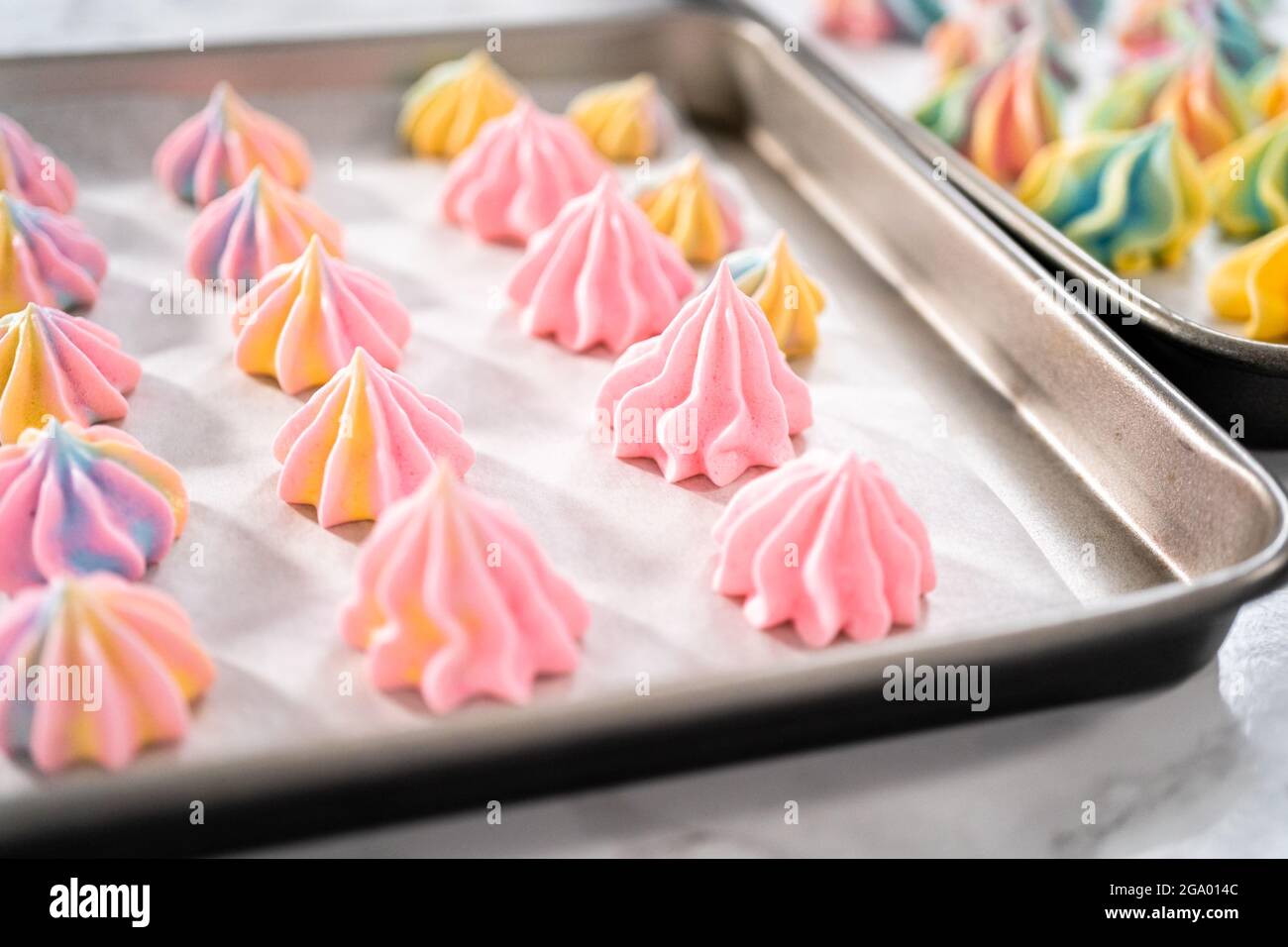 Galletas De Merengue De Unicornio Recién Horneadas En Una Hoja De Hornear Con Papel De Pergamino 