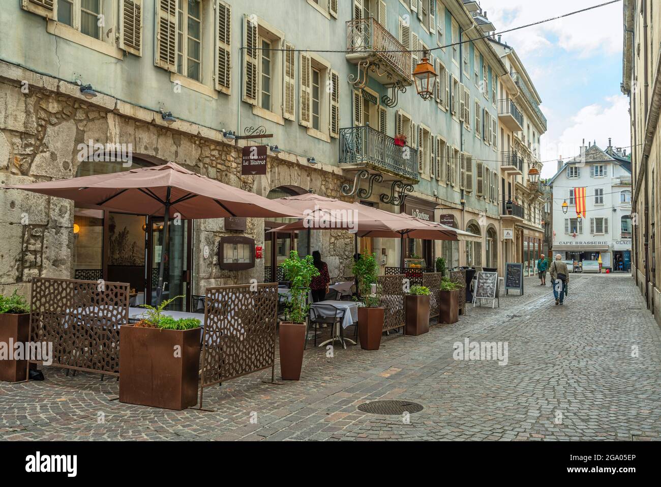 Centro histórico de Chambery. Una de las calles turísticas de la ciudad, Rue du Théatre. Chambery, región de Auvernia-Rhône-Alpes, Francia Foto de stock