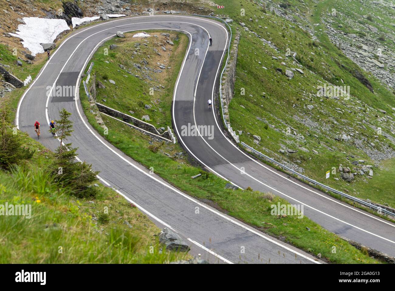 Paisaje en las montañas de Fagaras en Rumanía, con la carretera de Transfagarasan. Una de las carreteras más espectaculares del mundo Foto de stock