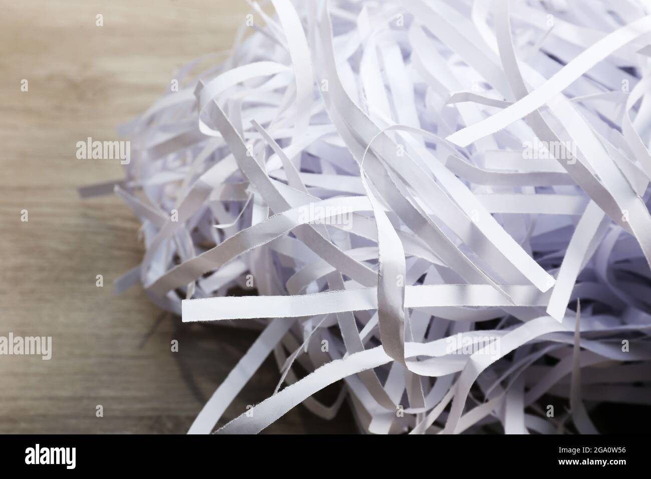 Tiras de papel destruido de Shredder en mesa de madera closeup Fotografía  de stock - Alamy