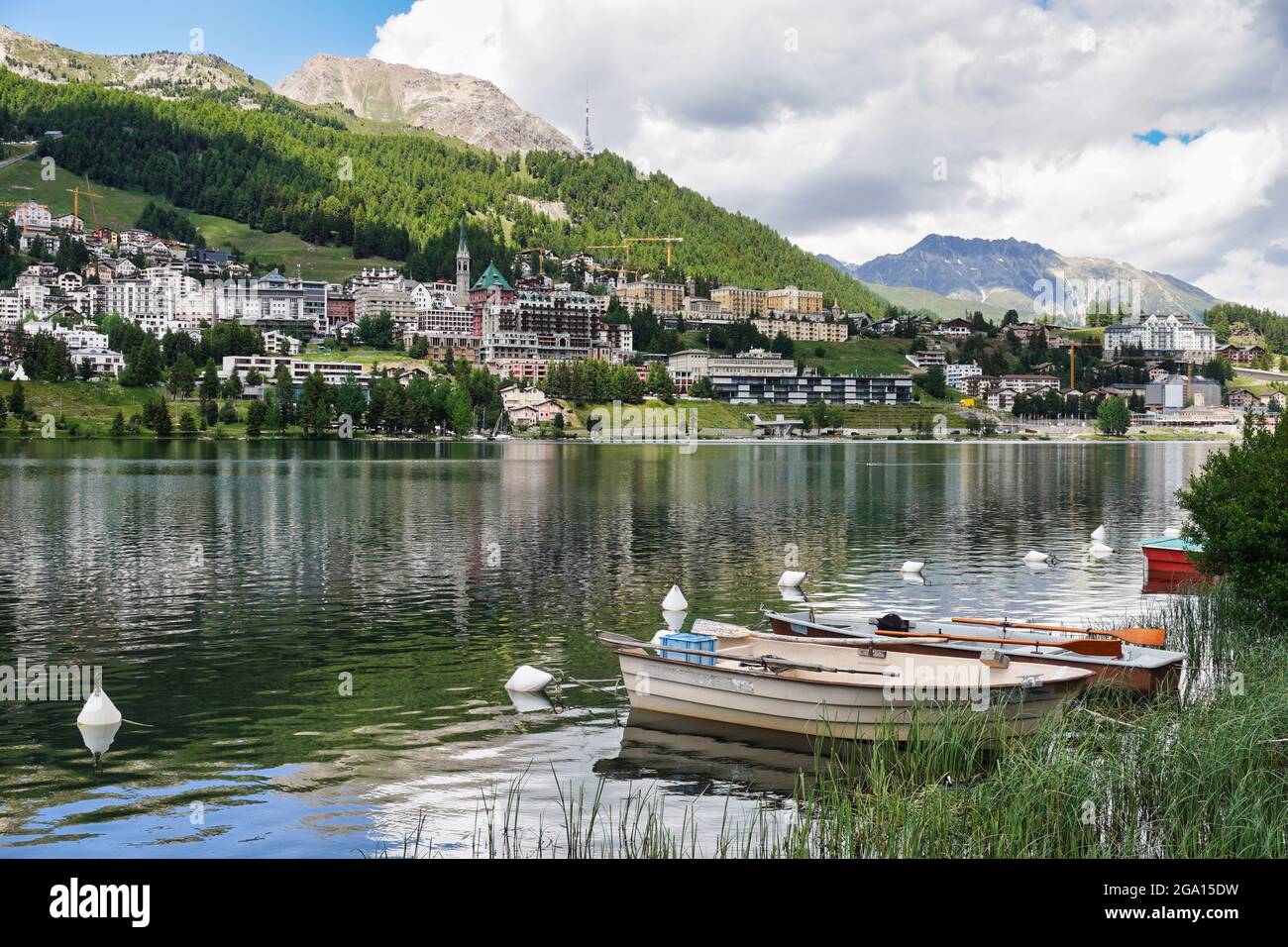 St. Moritz, ciudad turística alpina en Engadine, Suiza. Panorama de Sankt Moritz con el lago de San Moritz en el cantón suizo de Graubünden. Foto de stock