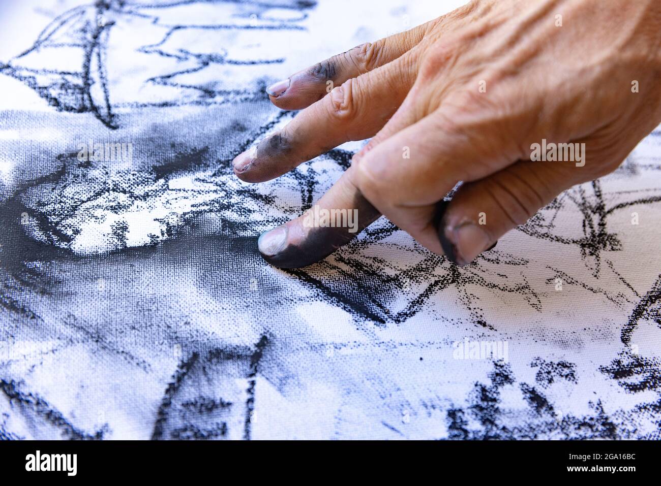 Primer plano de los artistas pintando a mano con crayón de grafito  Fotografía de stock - Alamy