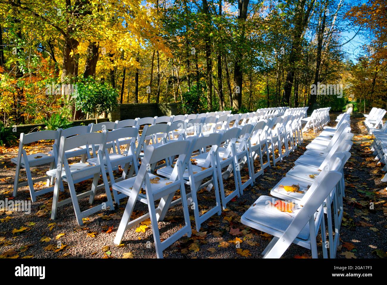 Disminución de la perspectiva de la fiesta de la boda con sillas al aire libre de color blanco Foto de stock