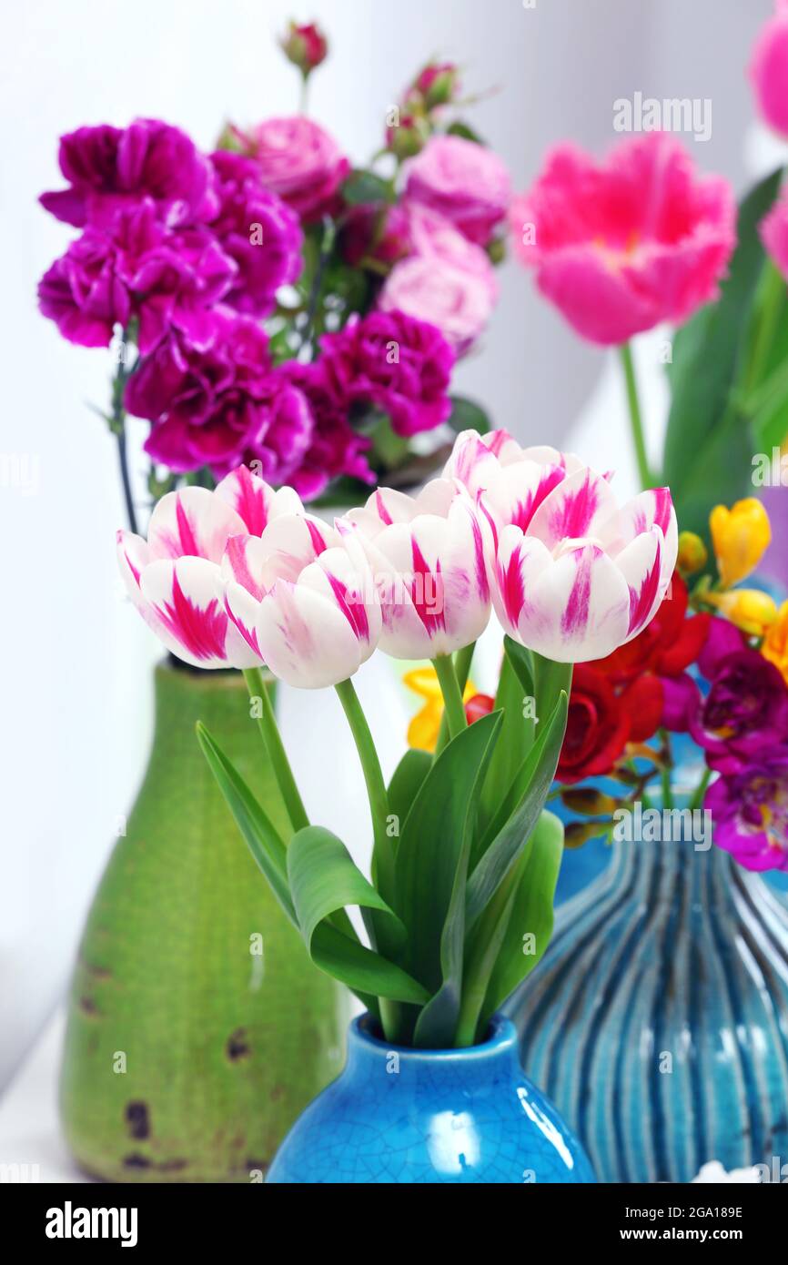 Diferentes flores hermosas en floreros de cerca Fotografía de stock - Alamy