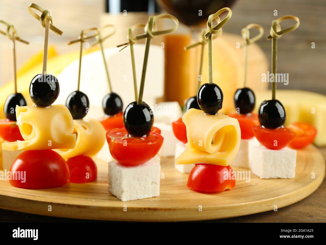 Canapés de queso con tomates cherry y aceitunas en la mesa de cerca  Fotografía de stock - Alamy