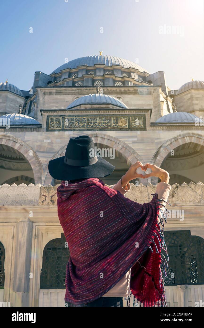 Un joven viajero en un sombrero y poncho rojo. Foto de stock