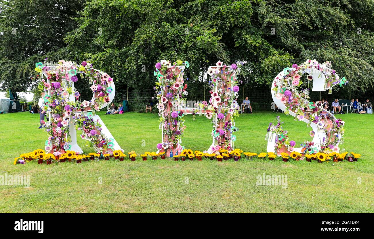 Las letras RHS, para la Royal Horticultural Society, se detallan en flores en Tatton Flower Show, Tatton Park, Cheshire, Inglaterra, Reino Unido Foto de stock