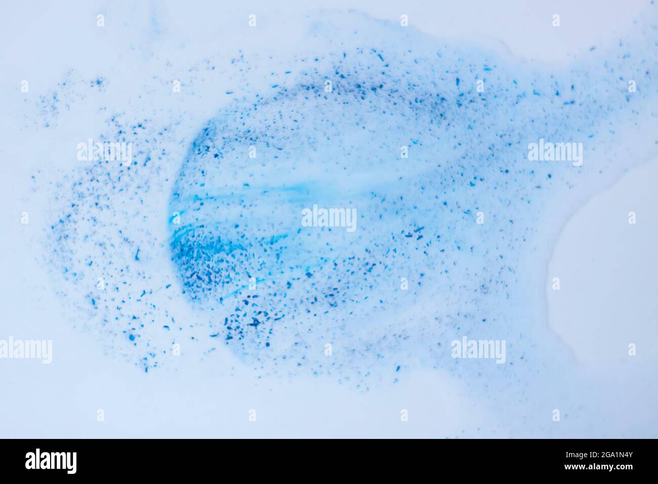 Fusión de nieve húmeda con partículas de color de fondo suave Foto de stock