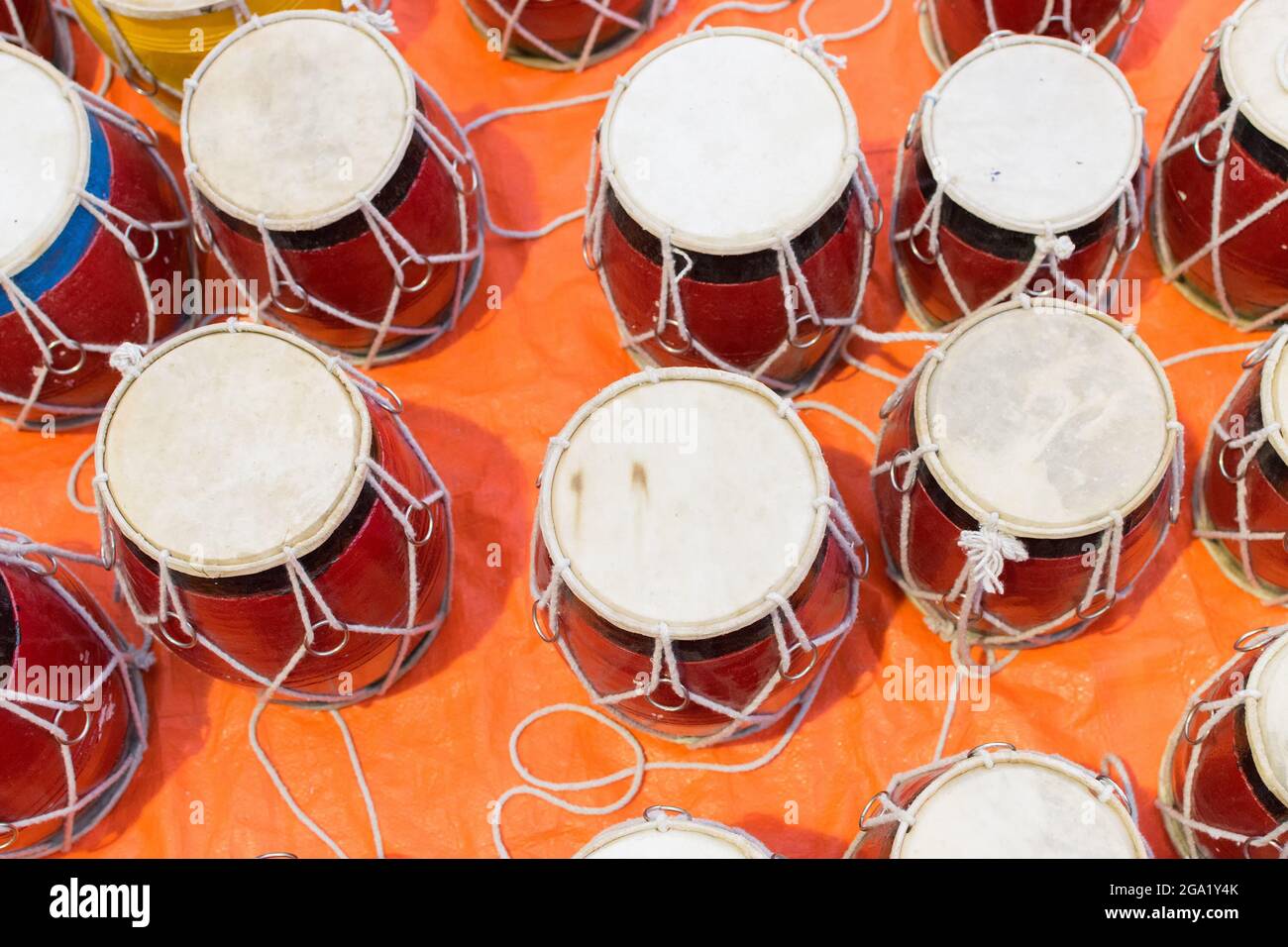 Qué Adentro angustia Tablas , membranófonos , par de tambores pequeños. Artesanías en exhibición  durante la Feria de Artesanías en Calcuta, antes Calcuta, Bengala  Occidental, India. Eso Fotografía de stock - Alamy