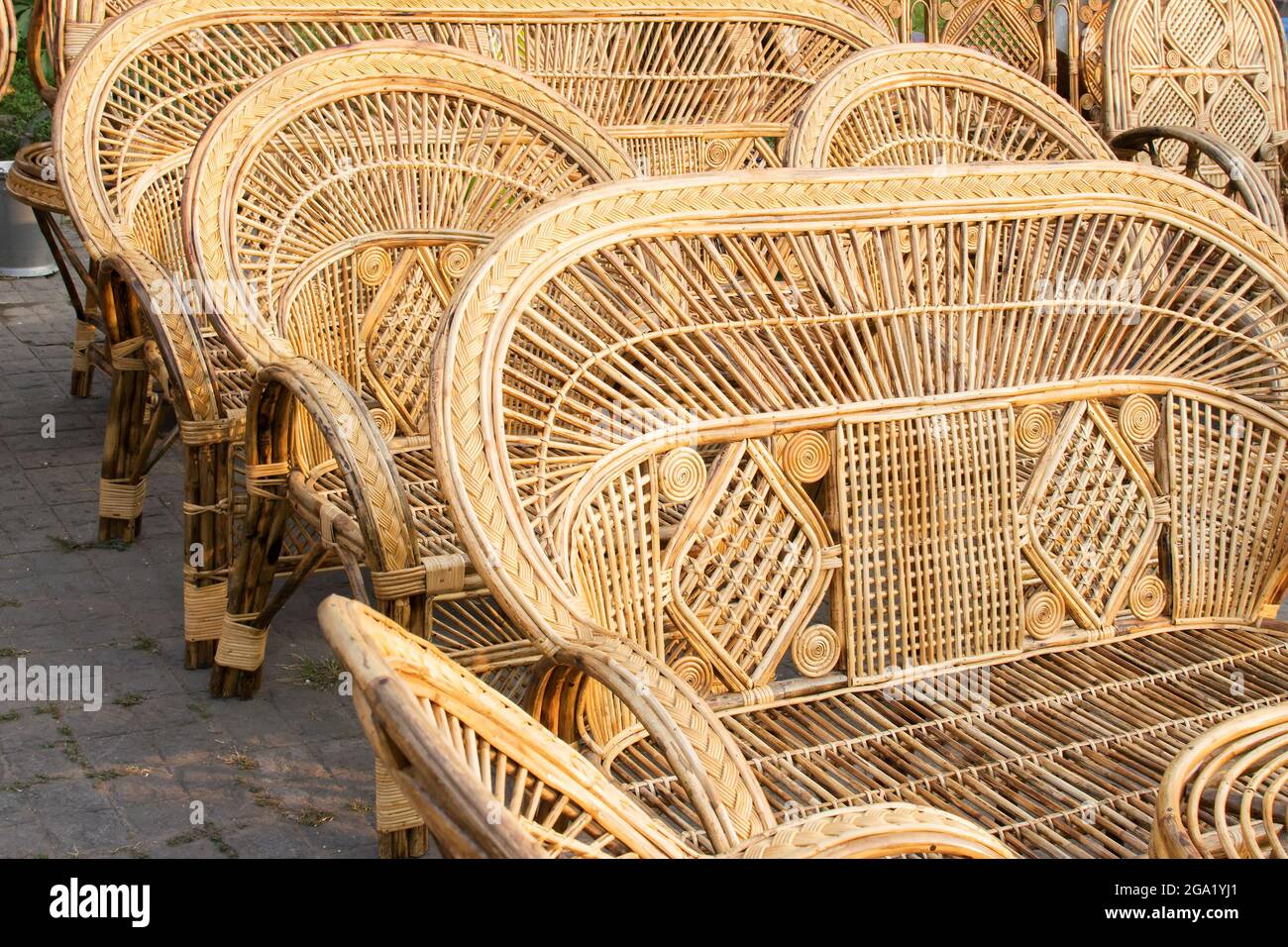 Muebles de caña, sofás de caña, artesanías en exhibición durante la Feria  de Artesanías en Kolkata - la feria de artesanías más grande de Asia  Fotografía de stock - Alamy