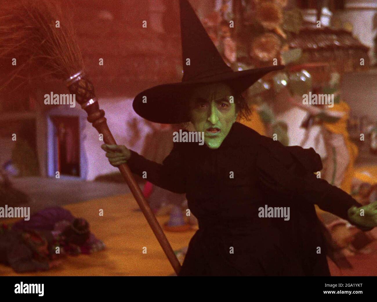 Los Angeles.CA.USA. Margaret Hamilton como Miss Gulch/The Wicked Witch of  the West en la película 'The Wizard of Oz' (1939). (©MGM/Warner Bros).  Subtitulado: 11th de abril de 2013. Ref: LMK109-42214-110413  WWW.LMKMEDIA.COM Suministrado