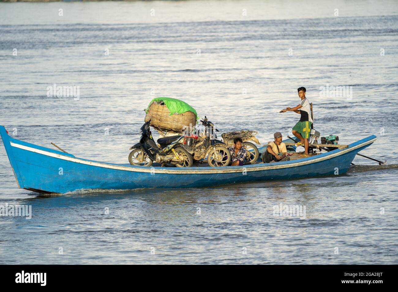 Ferry de pasajeros en el río Ayeyarwady (Irrawaddy) en el estado de Kachin, Myanmar/Birmania Foto de stock