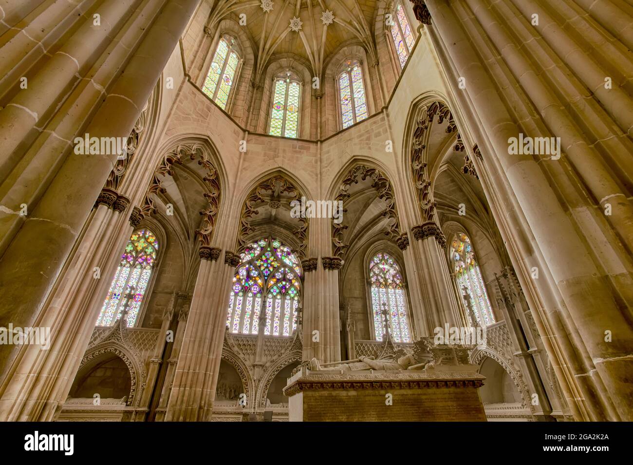 Interior de la capilla en el monasterio de Batalha con la tumba conjunta de Joao I de Portugal y su reina, Filipa de Lancaster, rodeada por el o... Foto de stock