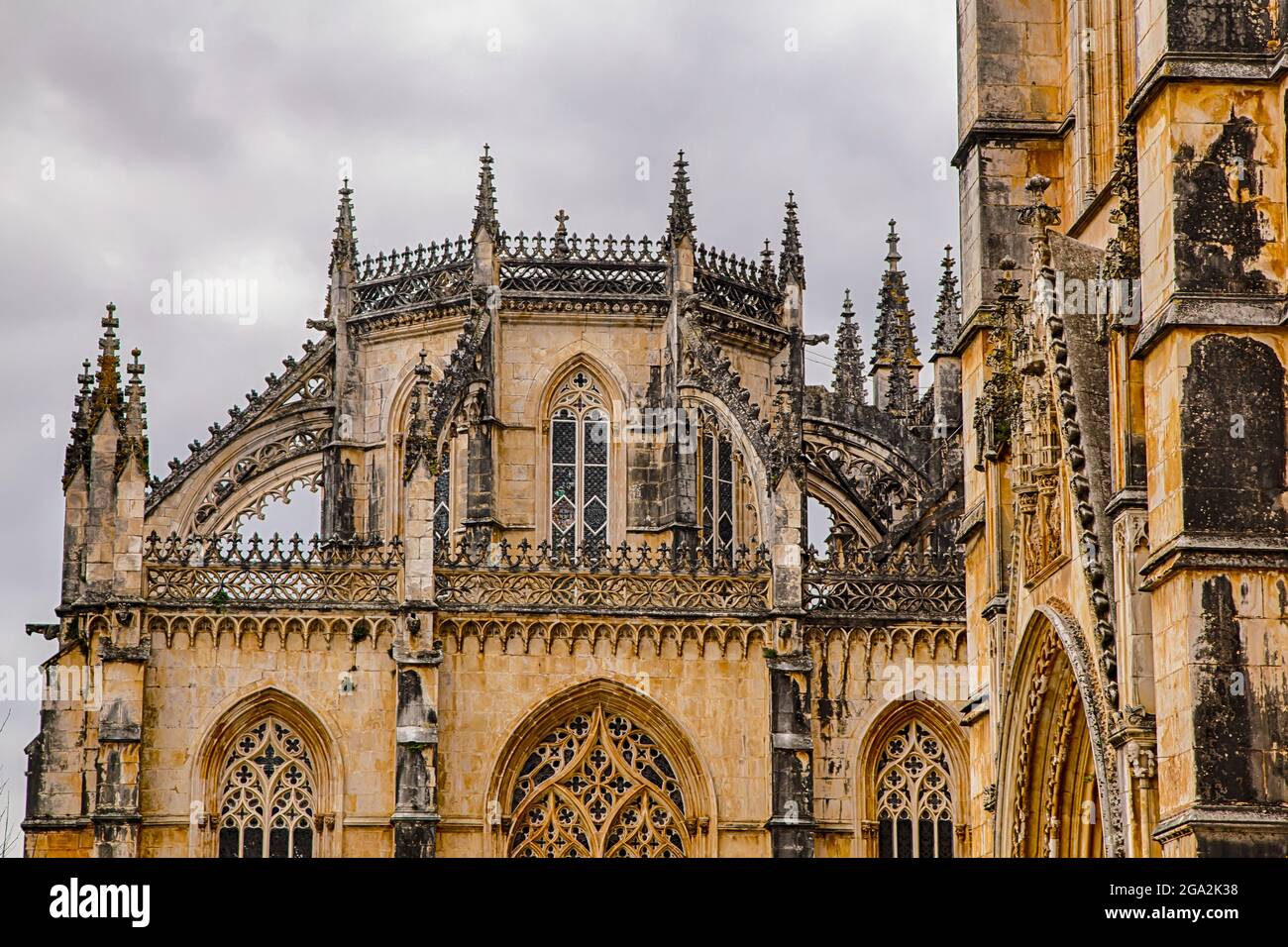 Primer plano de la piedra gótica y el techo con un cielo gris en el Monasterio de Batalha; Batalha, Distrito de Leiria, Región Centro, Portugal Foto de stock