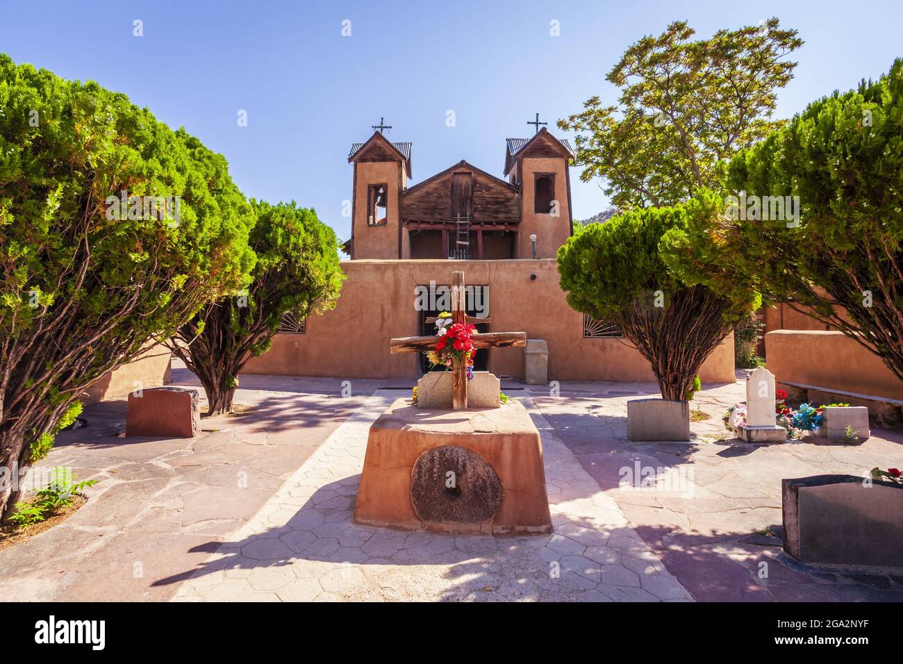 El antiguo santuario y lugar sagrado de peregrinación del Santuario de Chimayo; Chimayo, Nuevo México, Estados Unidos de América Foto de stock