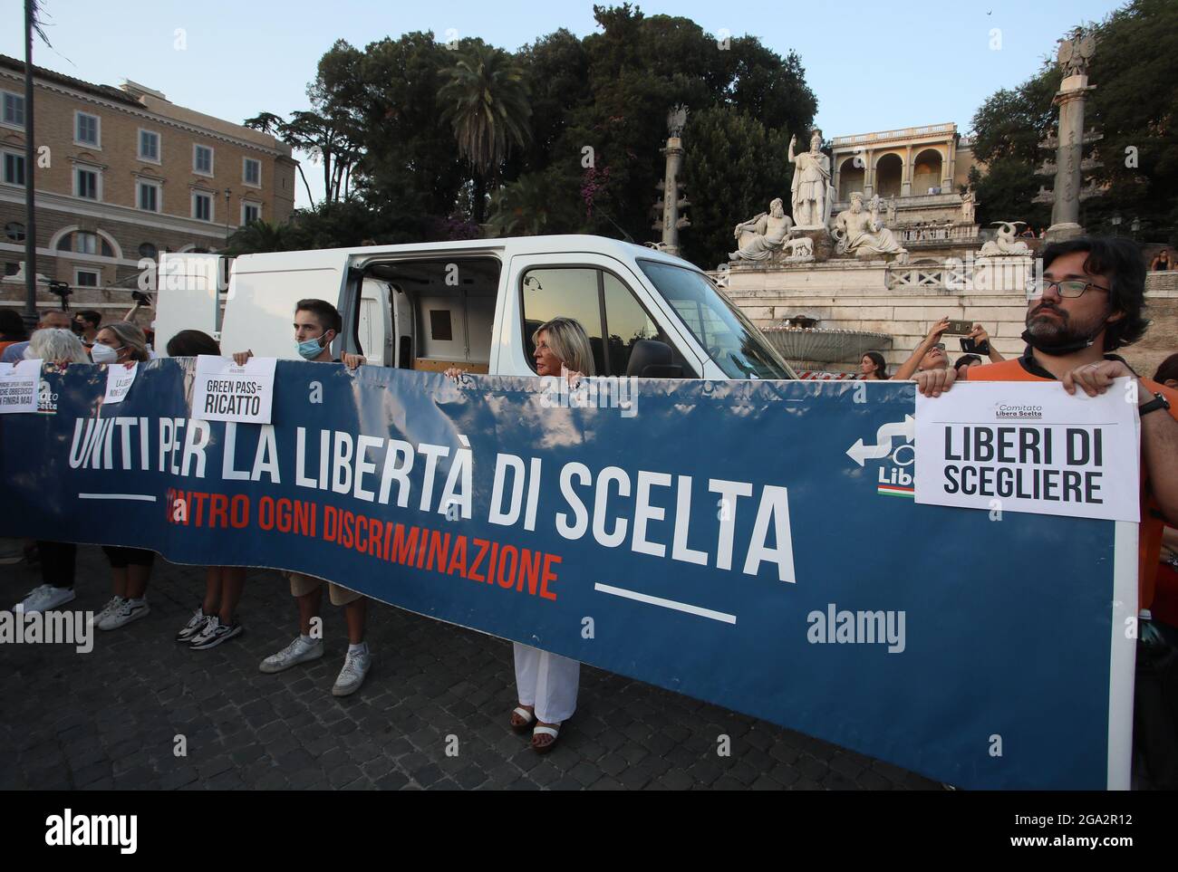 Roma Italia 28th De Julio De 2021 Roma Demostracion Contra El Pase Verde Obligatorio Organizado Por El Comite De Libre Eleccion En La Piazza Del Popolo Foto Credito Agencia Independiente De Fotografia