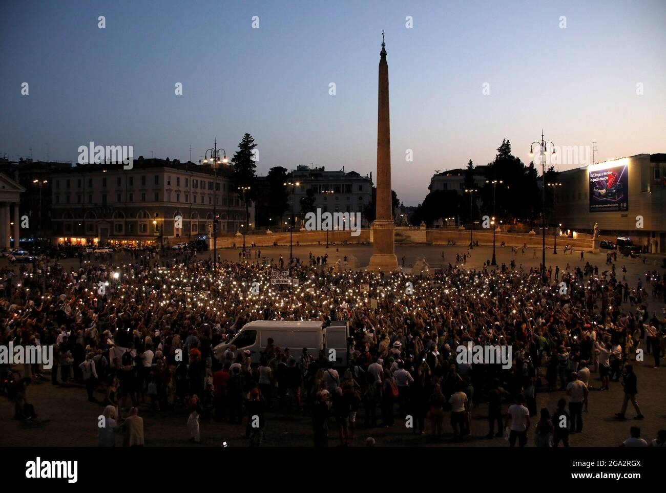 Roma Italia 28th De Julio De 2021 Roma Demostracion Contra El Pase Verde Obligatorio Organizado Por El Comite De Libre Eleccion En La Piazza Del Popolo Foto Credito Agencia Independiente De Fotografia