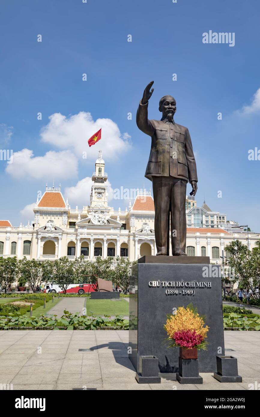 Estatua de Ho Chi Minh frente al Ayuntamiento de la época colonial francesa  en Ciudad Ho Chi Minh Vietnam Fotografía de stock - Alamy