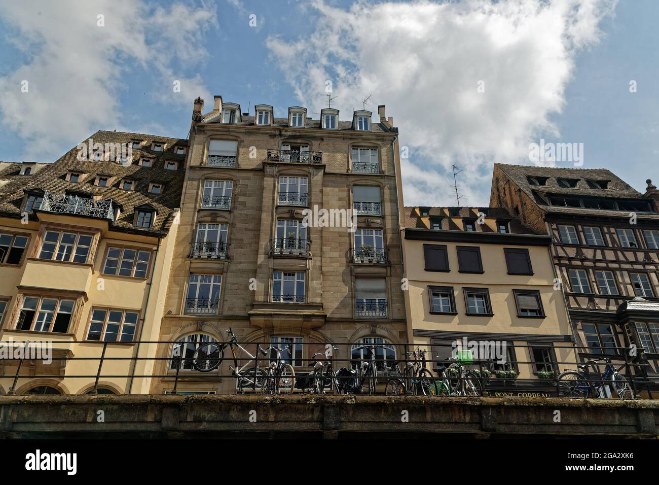 ESTRASBURGO, FRANCIA, 23 de junio de 2021 : Edificios antiguos del centro de la ciudad de Estrasburgo en el muelle del río Ill, visto desde el río. Foto de stock