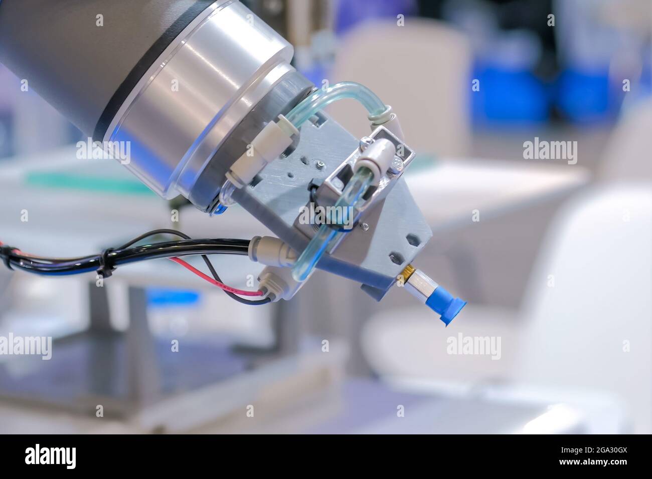 Brazo robótico automatizado durante el trabajo en la exposición de robots  modernos - vista de primer plano Fotografía de stock - Alamy