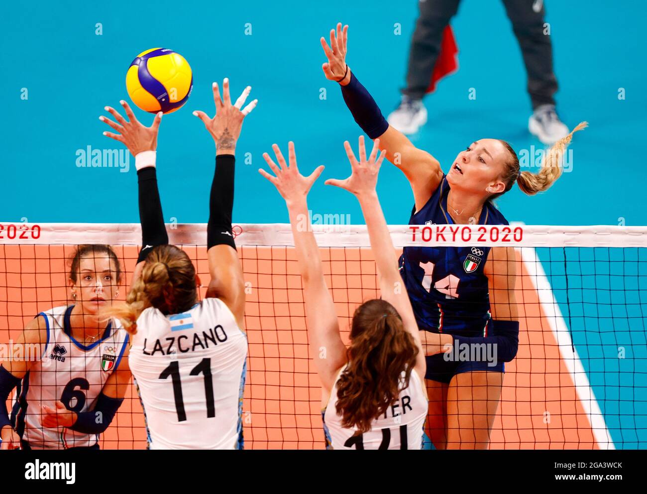 Olimpiadas de Tokio 2020 - Voleibol - Grupo de Mujeres B - Italia contra  Argentina - Ariake Arena, Tokio, Japón – 29 de julio de 2021. Julieta  Lazcano de Argentina en acción