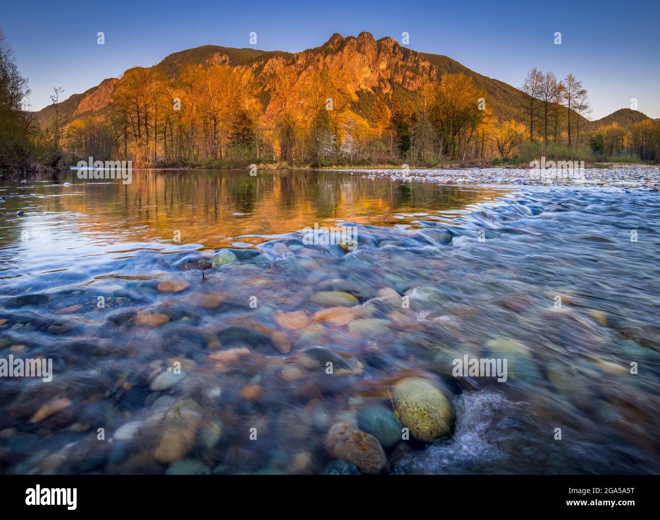 Monte Si reflejado en el río Snoqualmie en North Bend, Washington Foto de stock