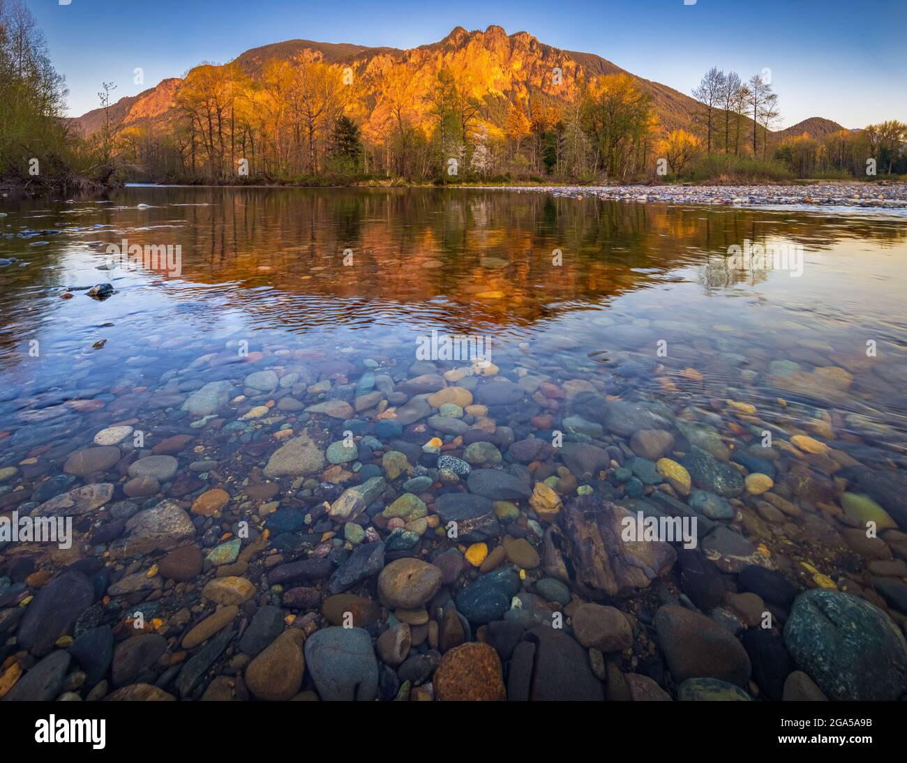 Monte Si reflejado en el río Snoqualmie en North Bend, Washington Foto de stock