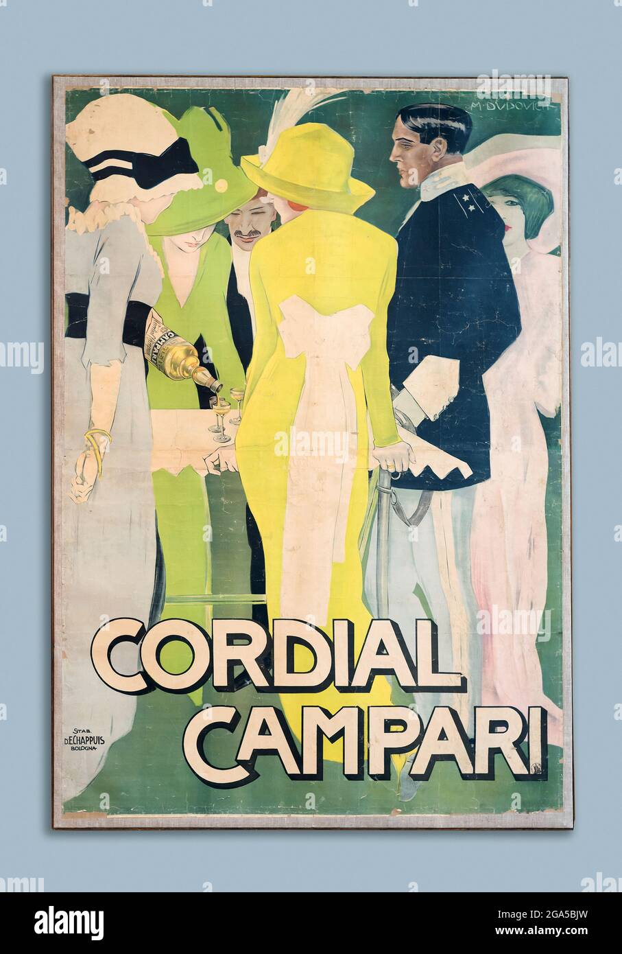 Cartel de publicidad de Campari italiano vintage con texto - Cordial Campari - y un grupo de personas con atuendo formal a la antigua usanza que vierte cócteles a la t. Foto de stock