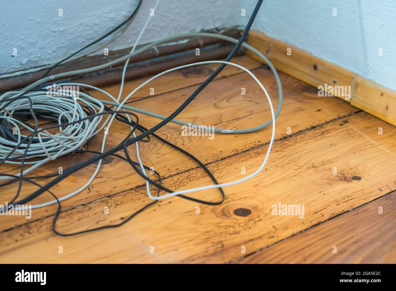 Enrolle los cables eléctricos el de madera de su casa Fotografía de stock - Alamy