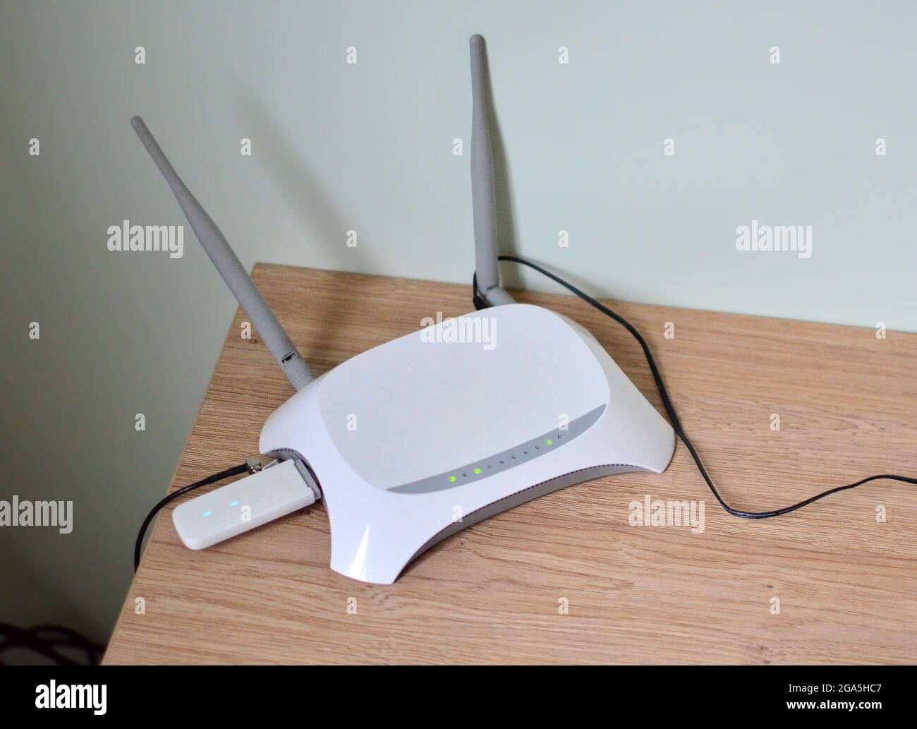 Persona entrenador excepto por Router WiFi con antena para mejorar Internet. Red inalámbrica. Mejore la  señal, la velocidad y el alcance de su red inalámbrica. Repetidor de módem  USB Fotografía de stock - Alamy