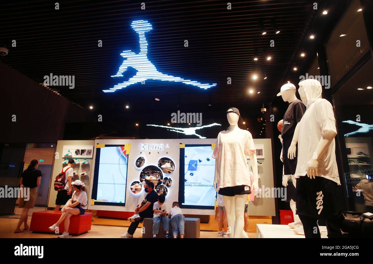 SHANGHAI, CHINA - 21 DE JULIO de 2021 - Una tienda Nike Air Jordan se ve en  Nanjing