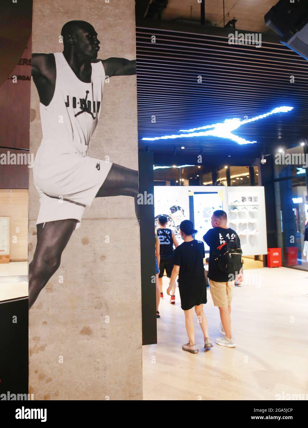 SHANGHAI, CHINA - 21 DE JULIO de 2021 - Una tienda Nike Air Jordan se ve en  Nanjing