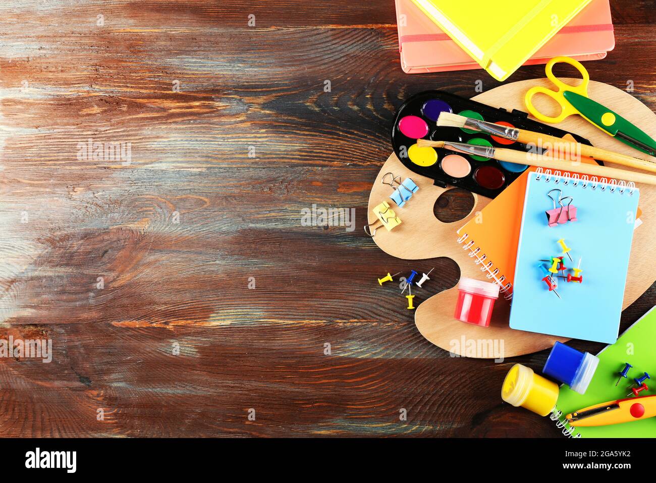 Colorido útiles escolares sobre fondo de madera Fotografía de stock - Alamy