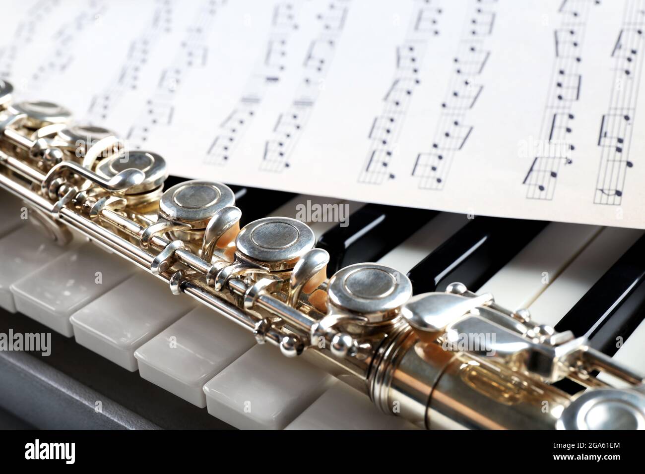 Flauta y piano con partituras de cerca Fotografía de stock - Alamy