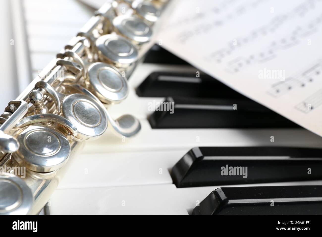Flauta y piano con partituras de cerca Fotografía de stock - Alamy