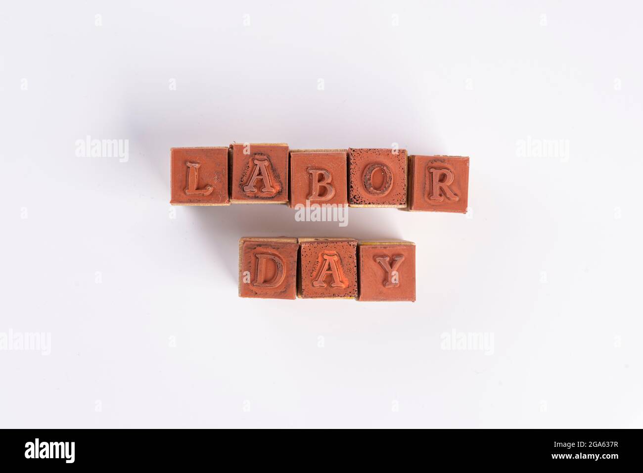 La frase Día del Trabajo se formó con algunos sellos de goma Foto de stock