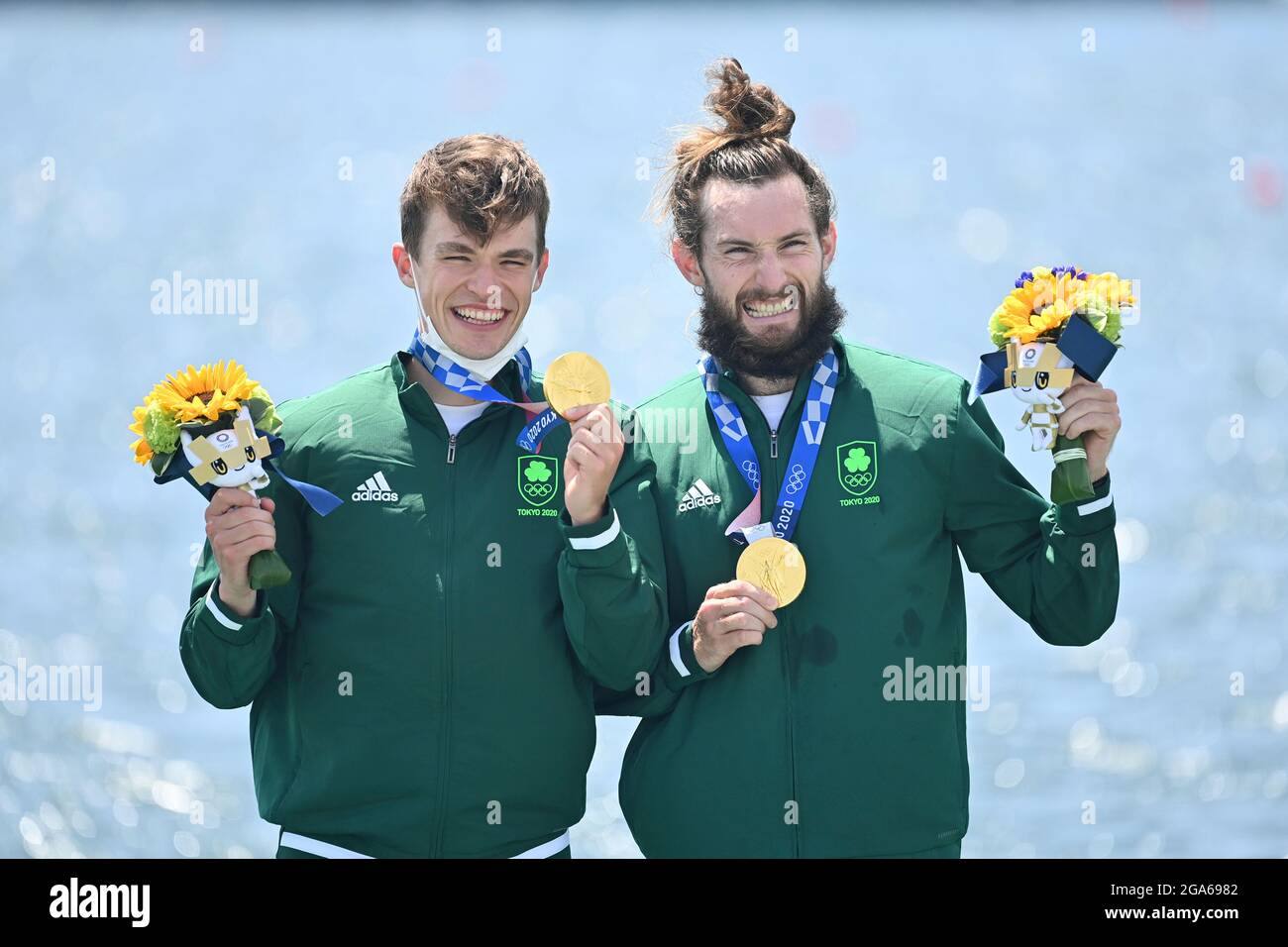 Ceremonia de entrega de premios: Ganador de Fintan Mc CARTHY (IRL) y Paul O'DONOVAN (IRL), campeón olímpico, 1st lugar, medalla de oro, medallista de oro, Campeón olímpico, medallista de oro, hombres ligeros de doble calavera, hombres ligeros de doble calaveras LM2x, remo, remo, el 07/29/2021, Sea Forest Waterway. Juegos Olímpicos de Verano 2020, a partir de 23,07. - 08.08.2021 en Tokio/Japón. Foto de stock