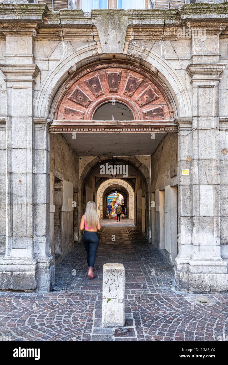 Pasaje cubierto en la plaza Metropole en Chambéry. Chambery, departamento de Saboya, región auvernia-Rhône-alpes, Francia, Europa Foto de stock