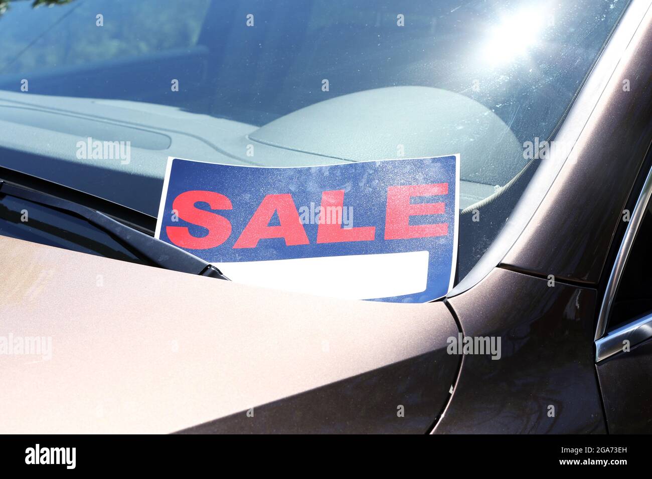 Para la venta de señal en el parabrisas del coche Fotografía de stock -  Alamy