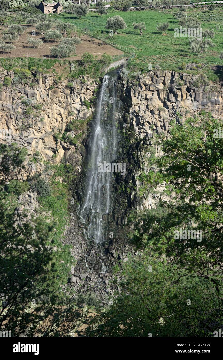 Naturaleza en Sicilia arroyo de agua que cae de gargantas de lava del río Simeto Foto de stock