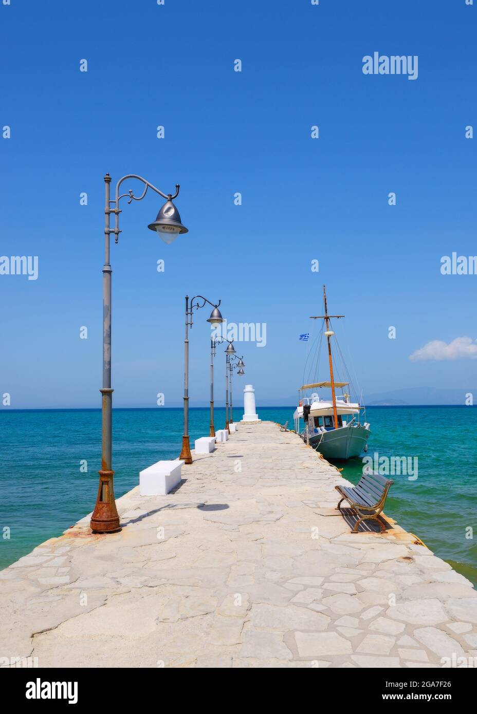 Muelle en el Mar Egeo, Pefkohori, Kassandra, Chalkidiki, Halkidiki, Grecia Foto de stock