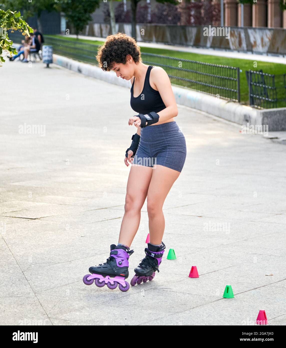 Chica latina haciendo deporte extremo en patines en línea Fotografía de  stock - Alamy