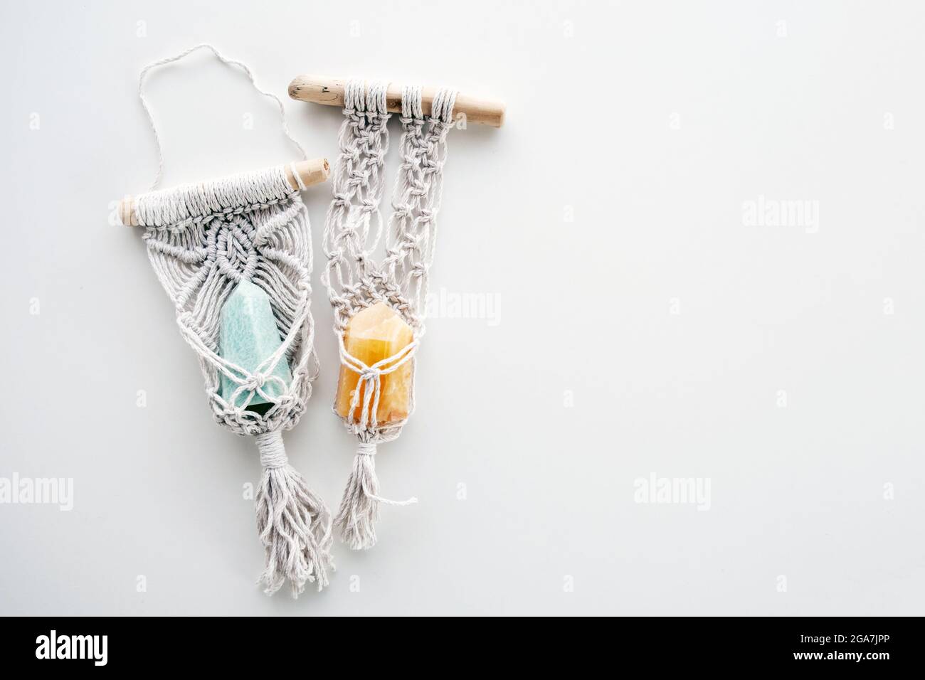 Colgantes macrame hippie con piedras preciosas como talismanes espirituales  sobre un fondo blanco con espacio en blanco Fotografía de stock - Alamy