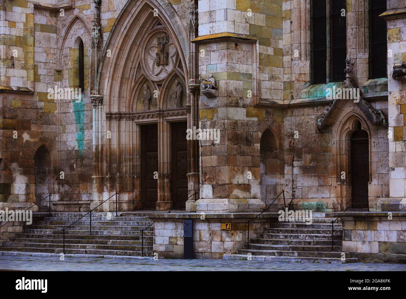 Regensburg, Dom oder Kahedrale oder Kirche mit gotischer Architektur mit alten Mauerwerk UNESCO-Weltkulturerbe, Oberpfalz, Bayern, Deutschland Foto de stock