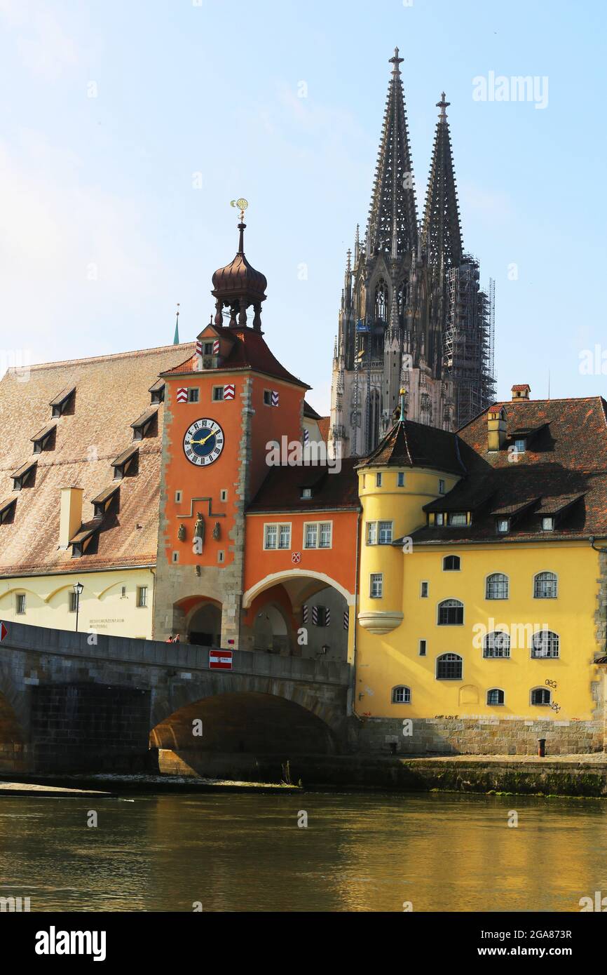 Mittelalterliche Stadt Regensburg mit Altstadt und Steinerne Brücke über die Donau in der Oberpfalz in Bayern en Alemania Foto de stock