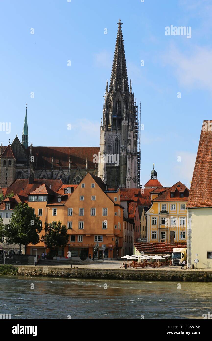 Mittelalterliche Stadt Regensburg mit Altstadt und Steinerne Brücke über die Donau in der Oberpfalz in Bayern en Alemania Foto de stock