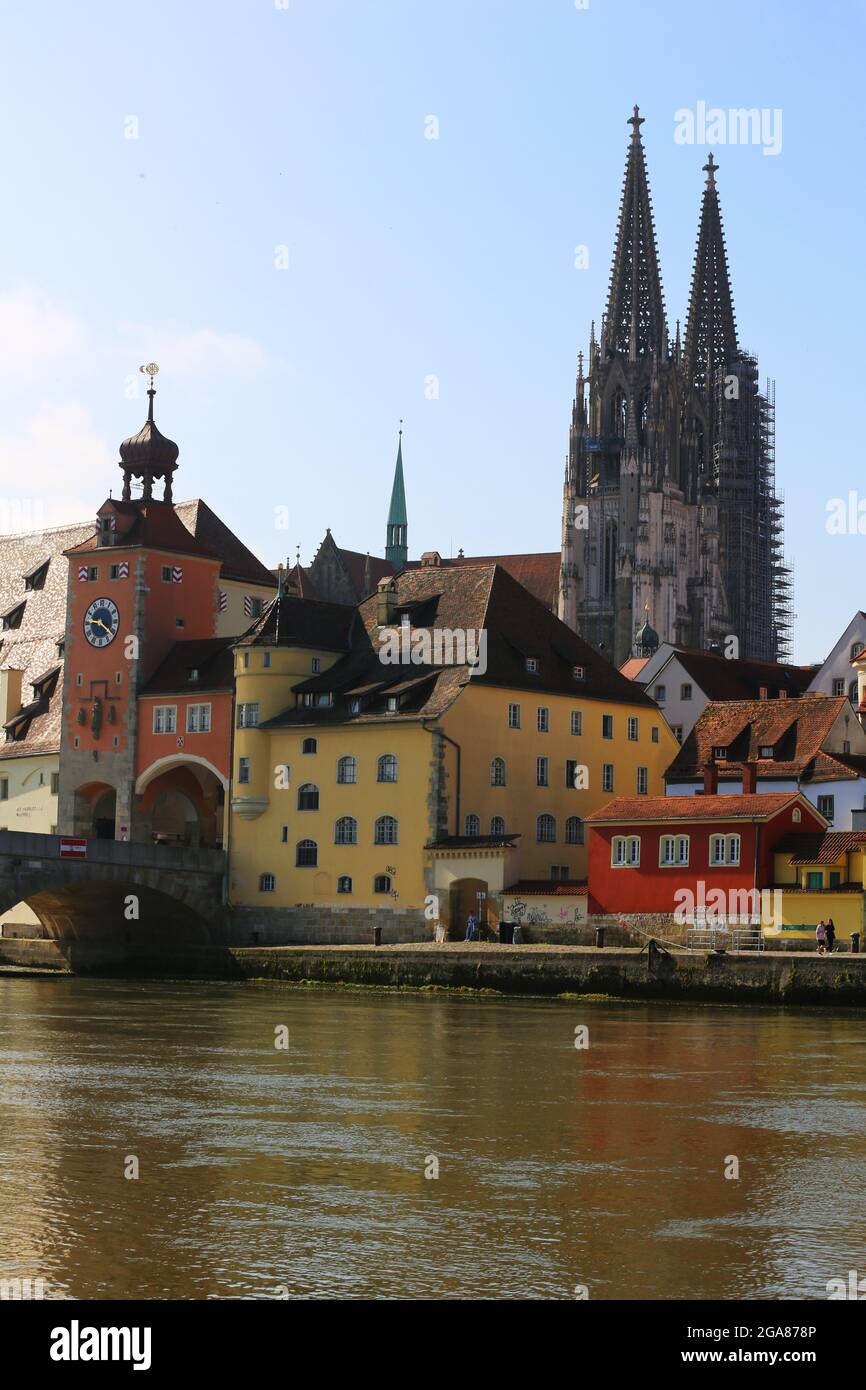 Mittelalterliche Stadt Regensburg mit Altstadt und Dom und Steinerne Brücke über die Donau in der Oberpfalz in Bayern en Alemania Foto de stock