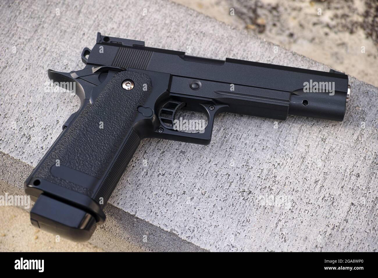 Pistola negra airsoft realista tumbada en piedra al aire libre Fotografía  de stock - Alamy