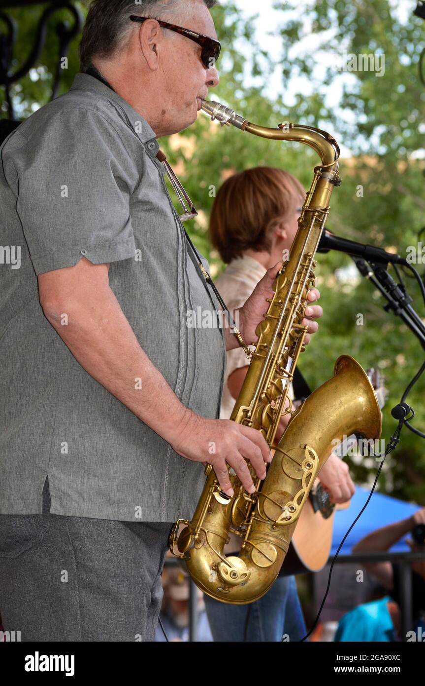 Un hombre toca su clásico saxofón Selmer Brevete France & Etranger 1950s en  un concierto al aire libre en Santa Fe, Nuevo México Fotografía de stock -  Alamy