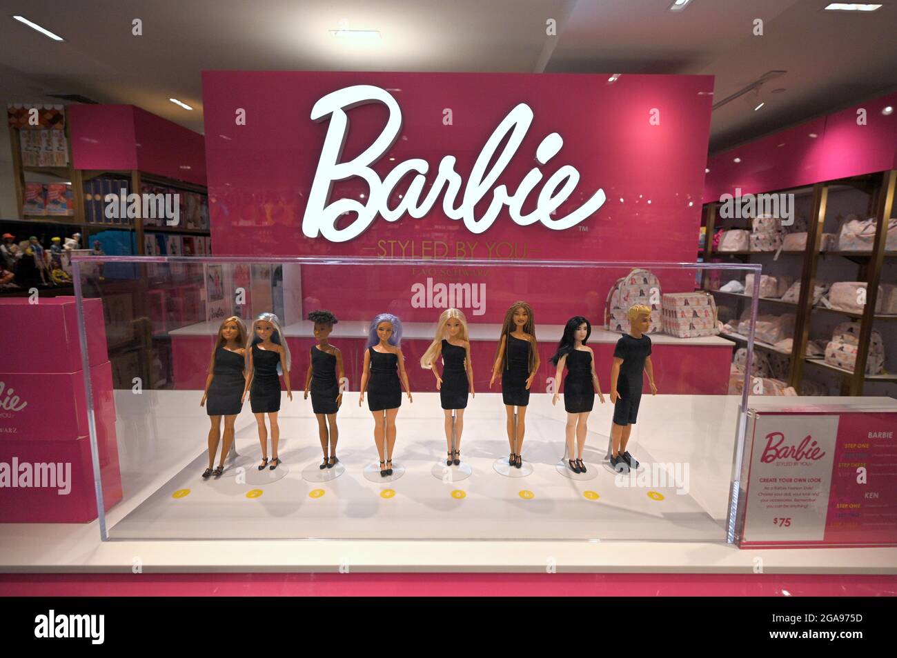 Vista de la exhibición de muñeca Barbie en la famosa tienda de juguetes de  la ciudad de Nueva York FAO Schwarz AS Mattel, fabricantes de la muñeca y  otros juguetes populares, anunció